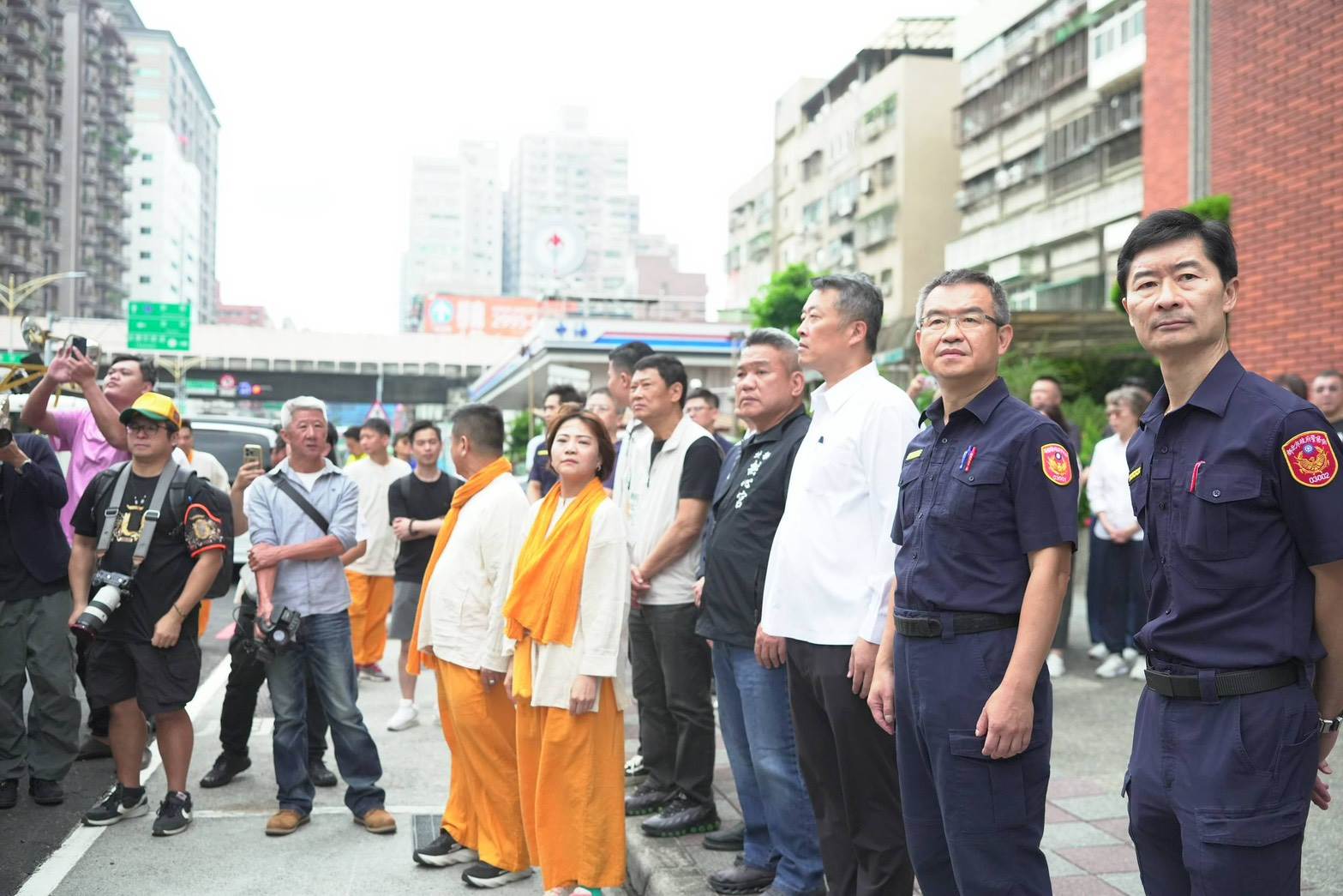 北港武德宮開基天官武財神徒步環台行經三重,新北拱心宮與三重分局同仁列隊迎接聖駕。(圖/新北市政府警察局三重分局 提供)
