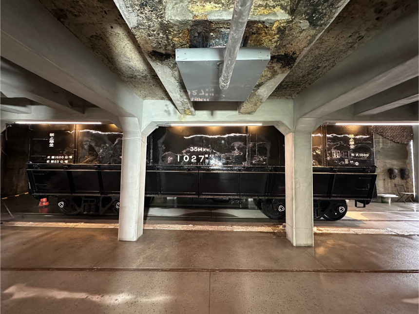 與臺鐵合作引進35H1000型煤斗車展示,重現昔日煤炭運輸與卸煤情境。圖片出處(新北市政府觀光旅遊局)