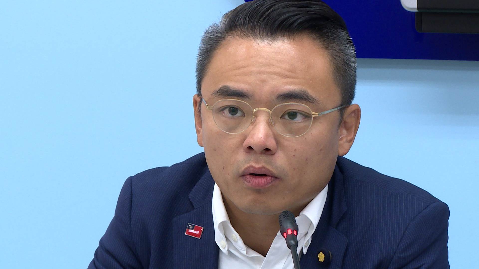 洪孟楷指出,蘇巧純擔任曠世智能董事及營運長,持股高達49%,質疑申請投資時是否揭露家人身分。(圖/東森新聞)