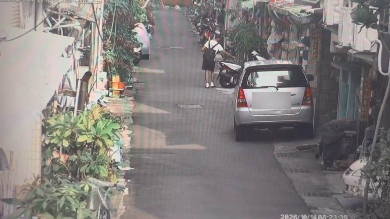林男割坐墊過程全被監視器拍下。