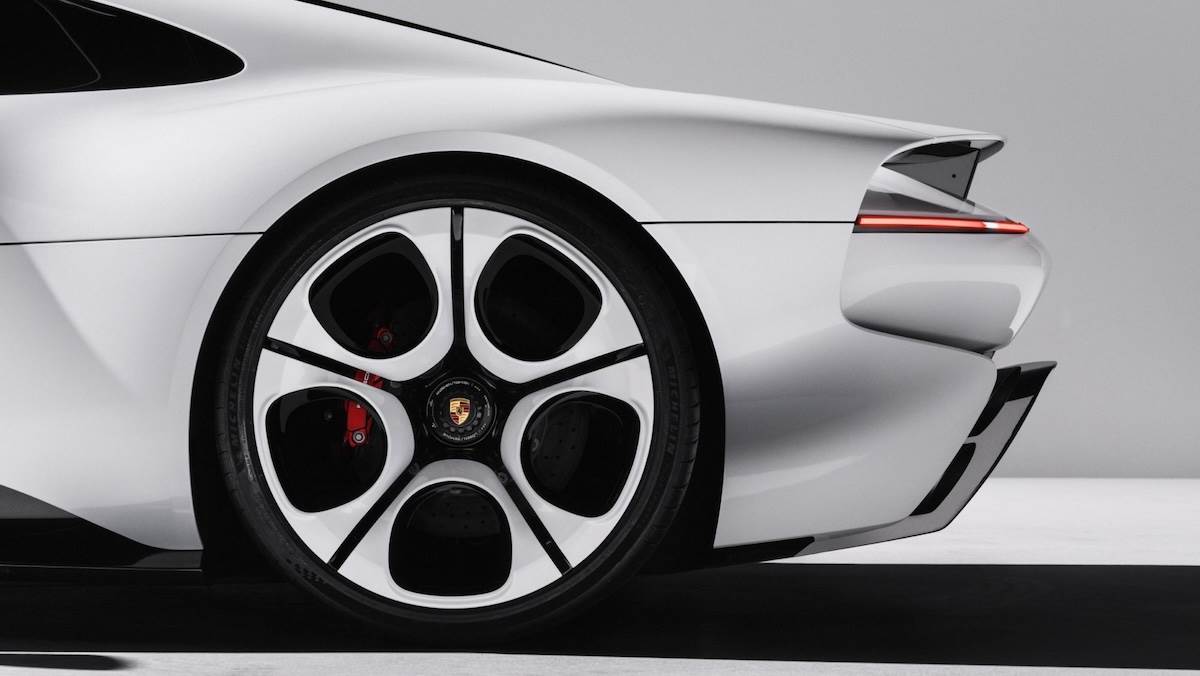 輪圈造型發想自928的錶盤樣式,並結合輕量化工程結構。(圖/Porsche提供)