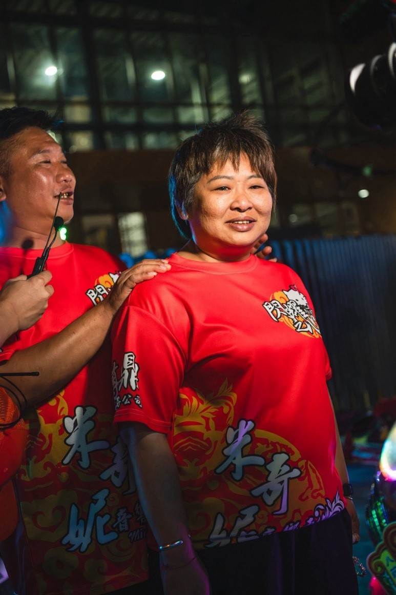 曾面臨病危、接受緊急手術的王淑滿，今年與家人隨行五夜，回憶手術經歷時眼眶泛淚，感謝太子爺公庇佑。（圖／陳乃瑋攝影、桃園護國宮提供）