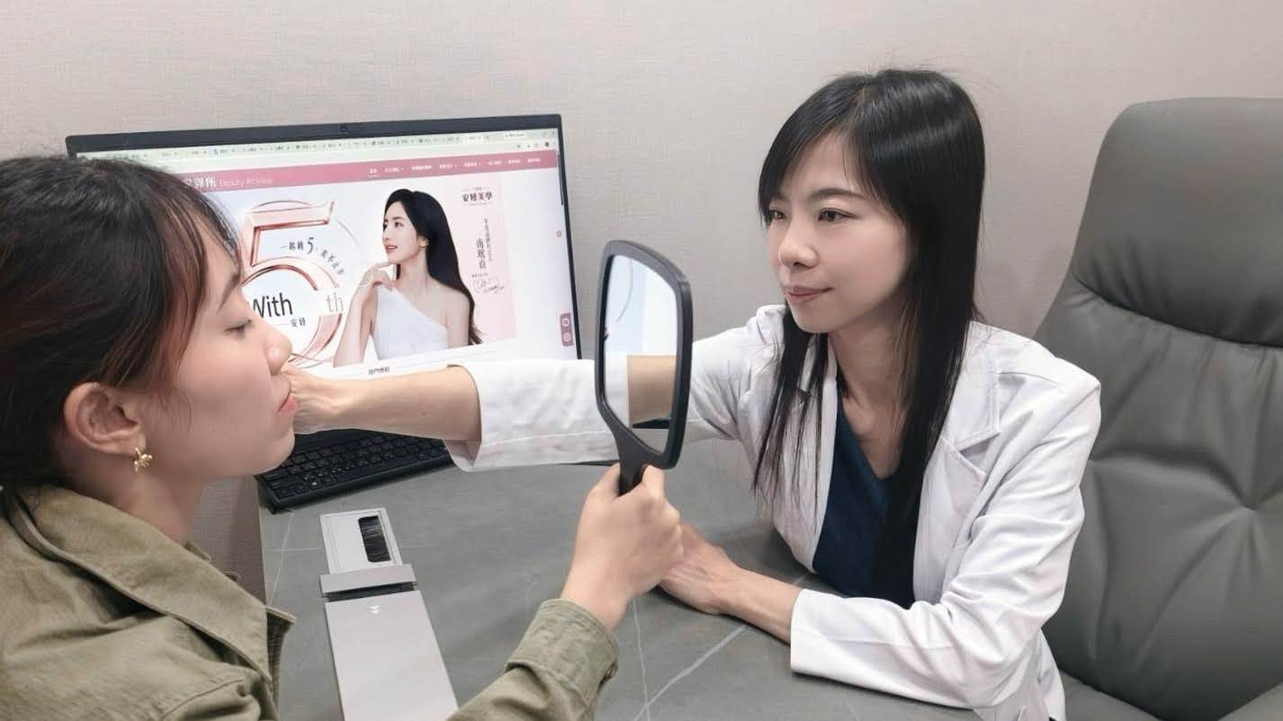 林姿吟醫師於診間進行專業諮詢，依民眾個人膚況、外觀需求及生活安排進行評估，提供適切的醫療建議。（圖／業者提供）