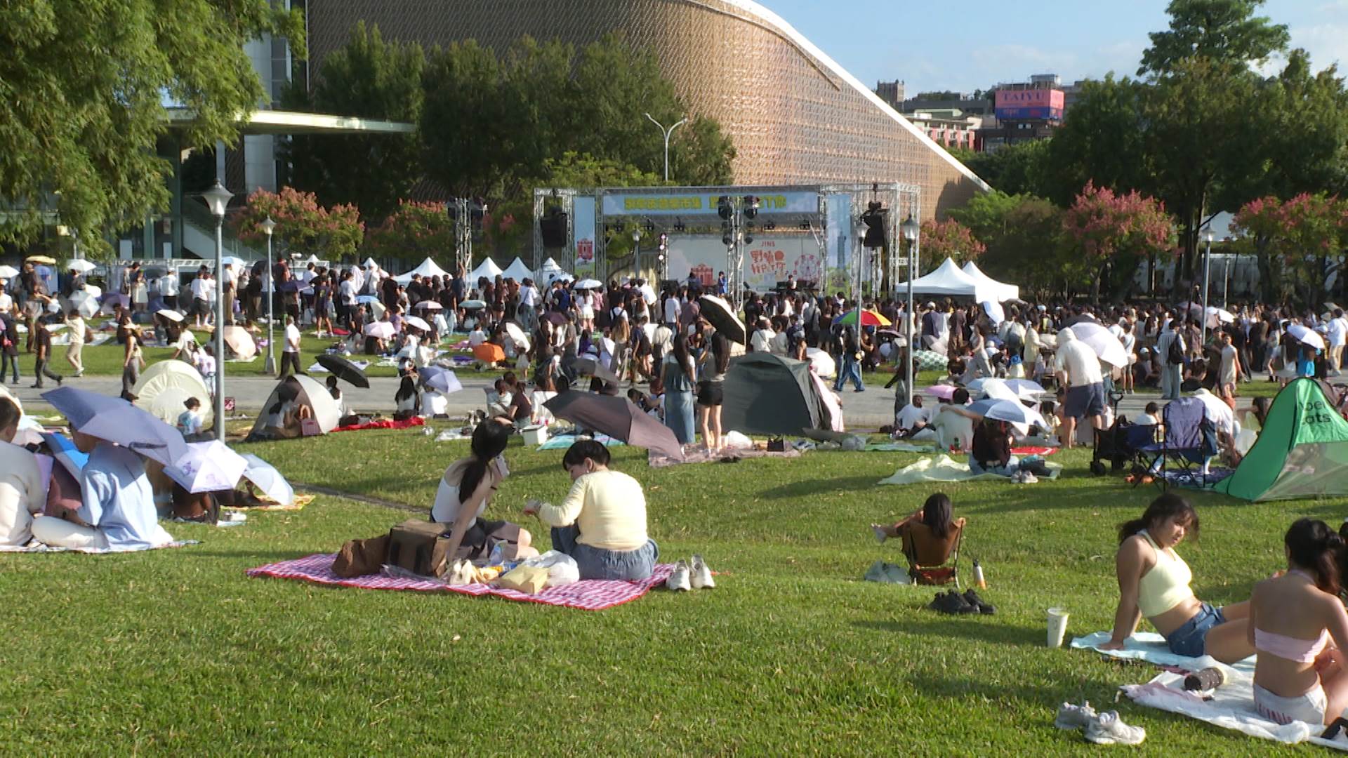 JINS「滾草皮音樂市集」移師台北花博登場,吸引大批民眾與毛孩前往草地野餐。(圖/東森新聞)