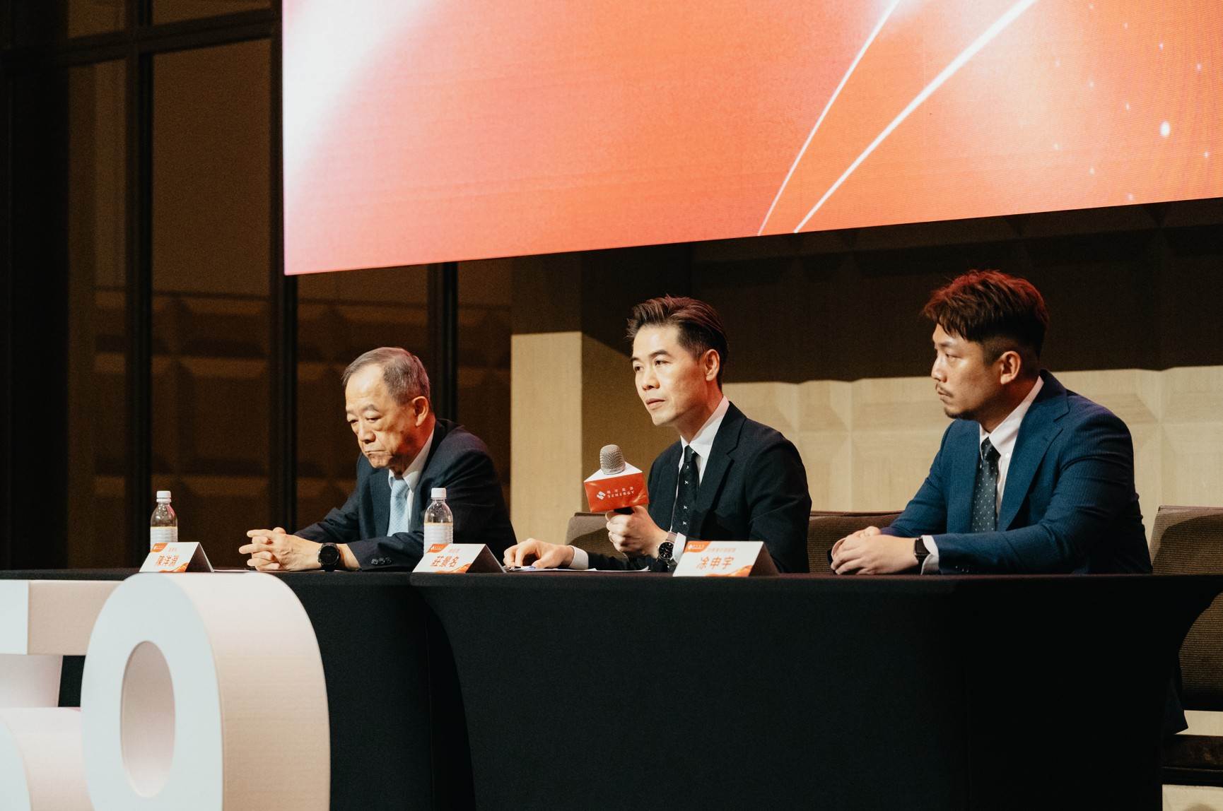 翰可能源董事長陳洋淵(左起)、總經理莊景名、財務長凃申宇率領管理團隊說明興櫃後發展方向。（圖／翰可能源 提供）