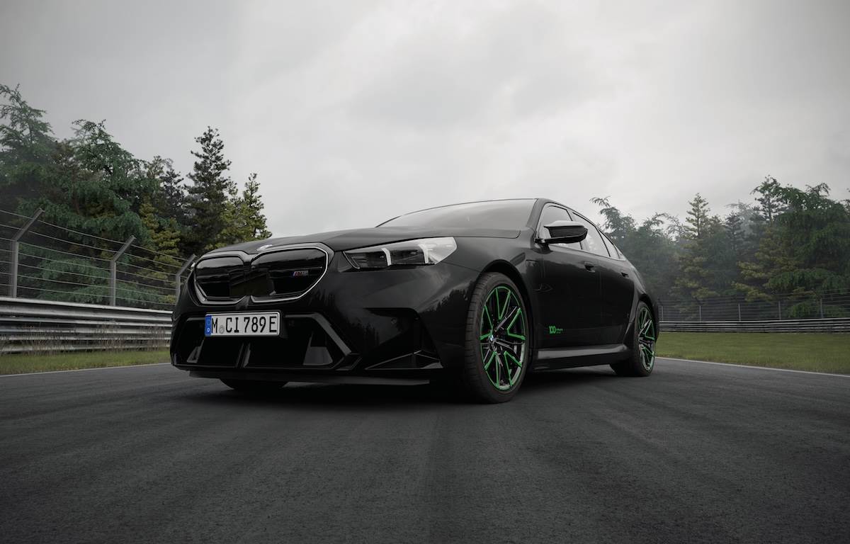 M5 Sedan 與M5 Touring標準配備黑色卡鉗（可選配M碳纖維陶瓷煞車系統）與黑綠雙色輪圈。圖為M5 Sedan。（圖／汎德提供）