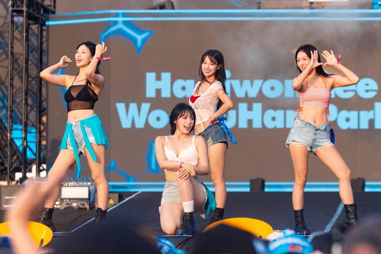 四大韓籍啦啦隊女神河智媛、禹洙漢、李珠熙、朴叡真登頂級音樂節 WATERBOMB 高雄舞台,展現清涼與性感兼具的超強魅力。(圖/奧拉娛樂 提供)