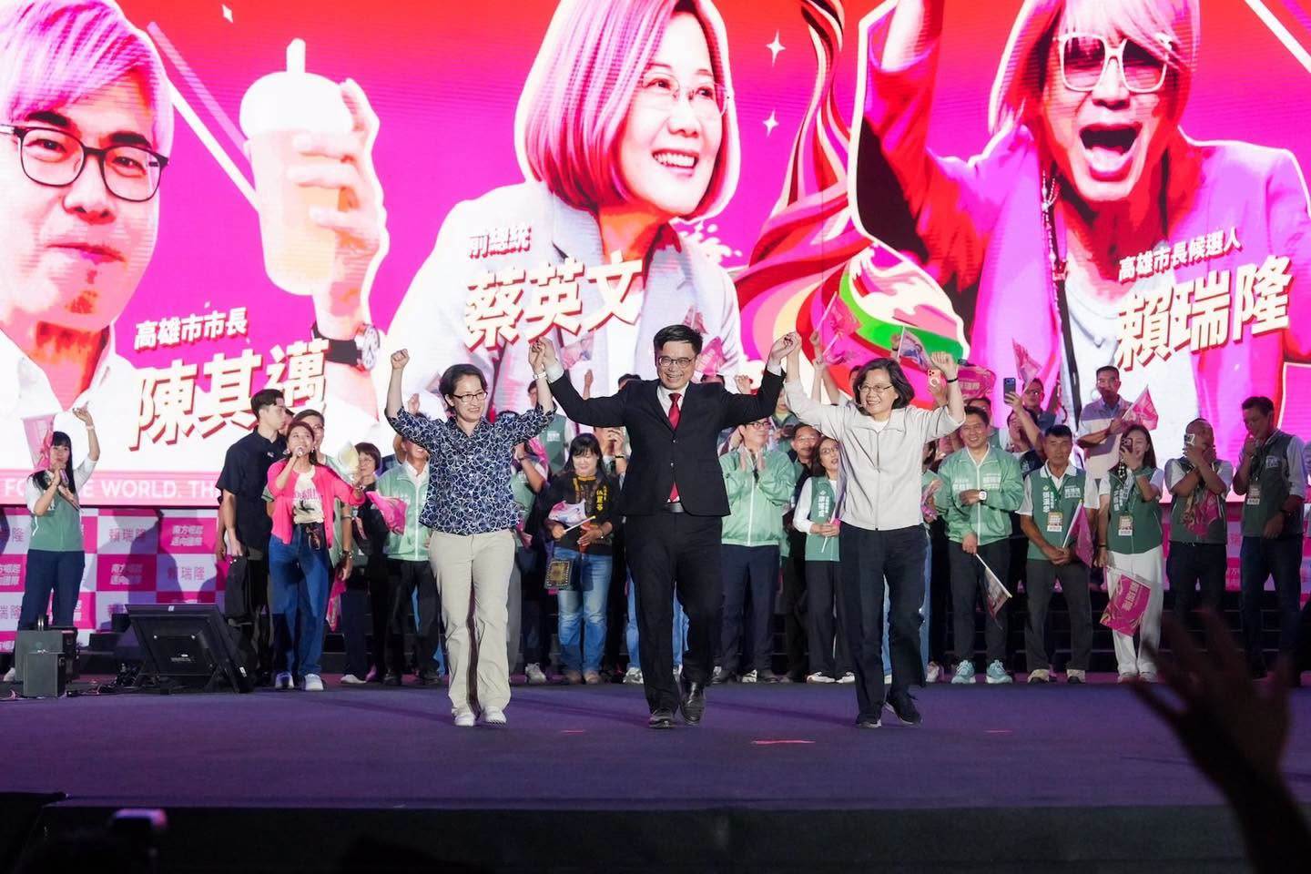 賴瑞隆舉行競選總部成立大會,與前總統蔡英文、副總統蕭美琴等綠營重量級大咖同台牽手展現團結氣勢。(圖/東森新聞)