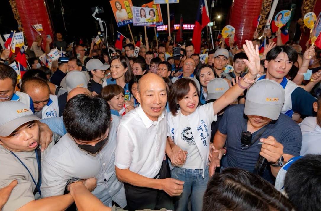 柯志恩與立法院長韓國瑜一同登場,受到支持者熱烈簇擁,場面十分熱絡。(圖/東森新聞)