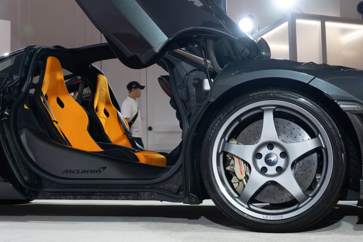 750S Le Mans足下標配複刻經典賽車風格的五輻式LM輕量化輪圈,內部搭配F1金色煞車卡鉗。(圖/林昱丞攝影)