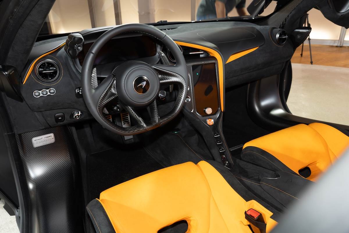 車艙採用高摩擦力的「Carbon Black Alcantara麂皮」材質,可搭配墨黑軟質皮革與鴿灰色(Dove Grey)或McLaren橘色飾邊。(圖/林昱丞攝影)