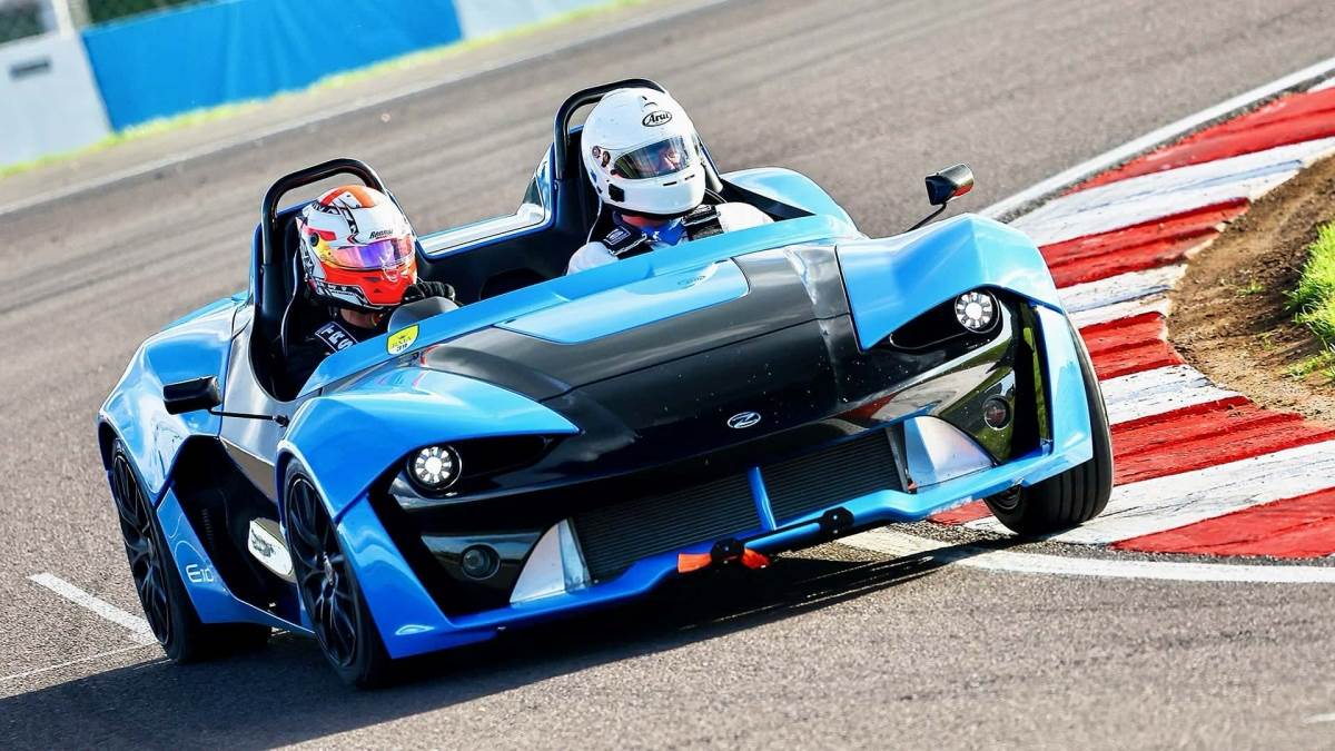 E10最快可在3.2秒內完成百公里加速,極速可達到241 km/h。(圖/Zenos提供)