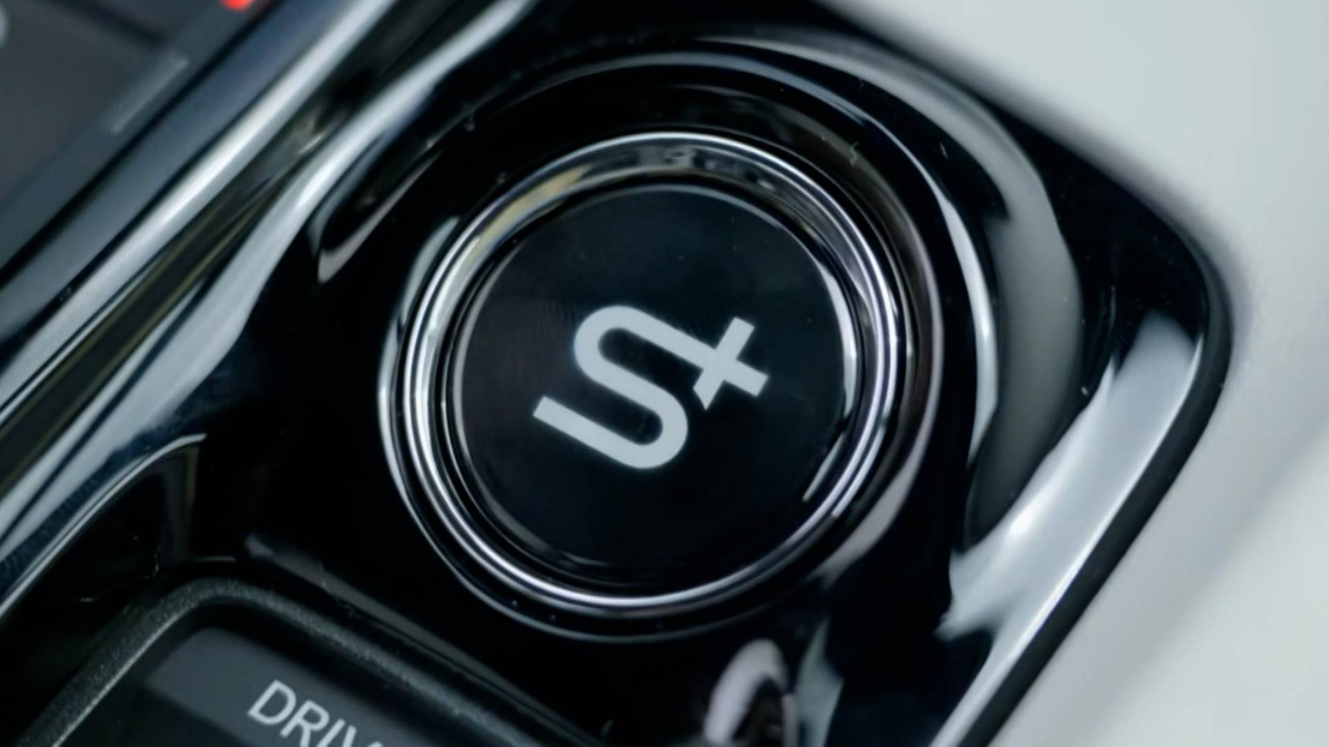 按下「S+ Shift」按鈕，儀表板瞬間切換為轉速錶，帶來如同賽道換檔般的熱血節奏。（圖／東森新聞）