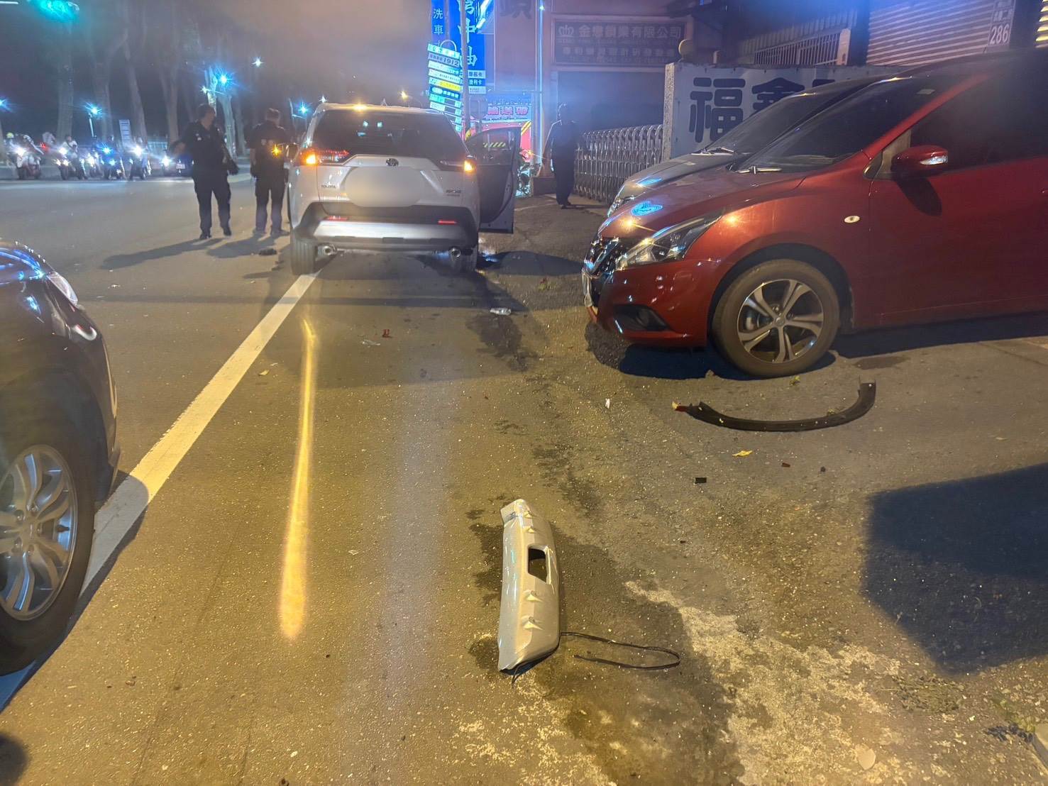 高雄市鳳山區今（26）日發生一起連環車禍事故。（圖／東森新聞）