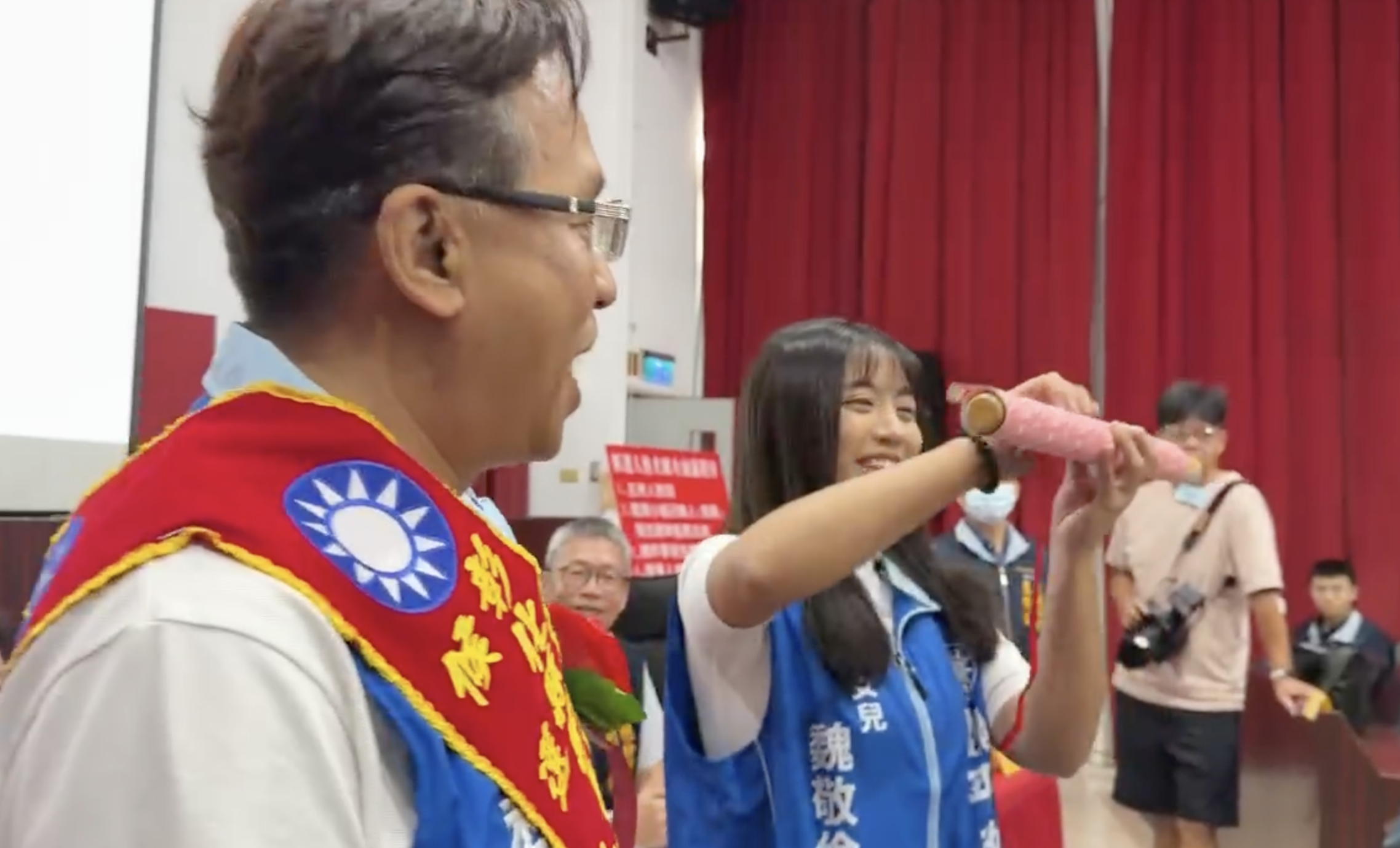 魏平政女兒魏敬倫也陪同到場抽號次。