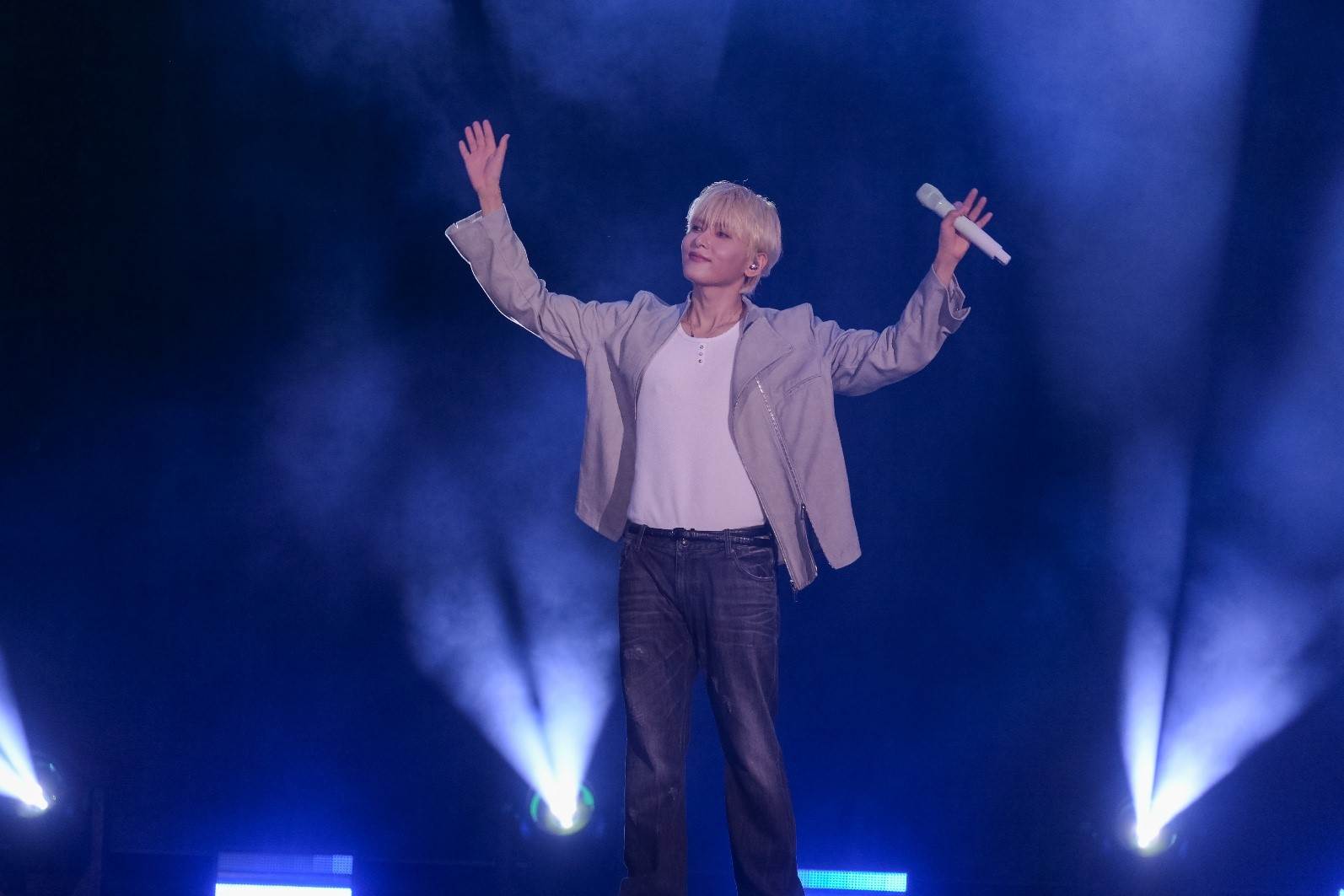 SUPER JUNIOR 厲旭展現精湛美聲實力，高舉雙手帶動現場氣氛，演唱多首經典金曲。（圖／花蓮縣政府原民處）