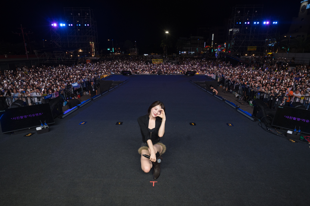 「潮流Challenge女王」李彩演以單手擺出招牌愛心造型與全場觀眾合照，展現親和力。（圖／花蓮縣政府原民處）