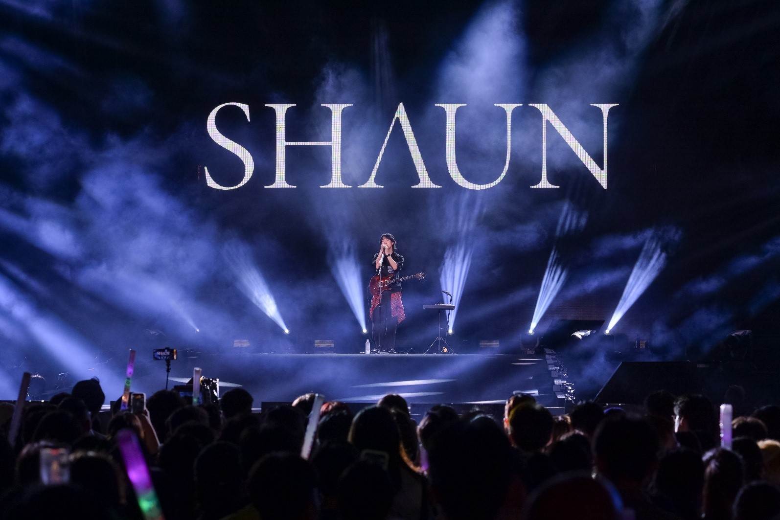 韓國電音名家 SHAUN 抱著吉他帥氣登台，演繹全球破億神曲《WAY BACK HOME》。（圖／花蓮縣政府原民處）