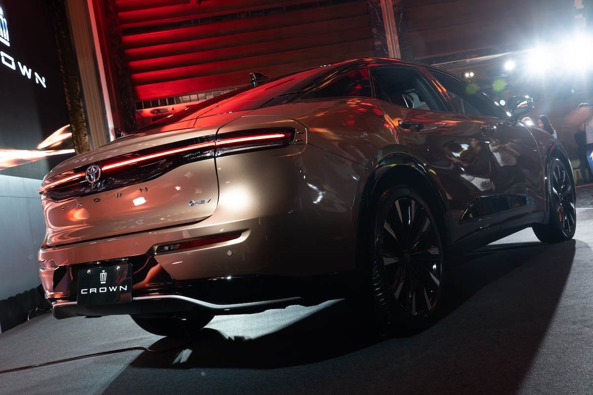 CROWN CROSSOVER貴族版升級Toyota第五代油電複合動力系統，綜效馬力由原本的222匹提升至230匹。（圖／林昱丞攝影）