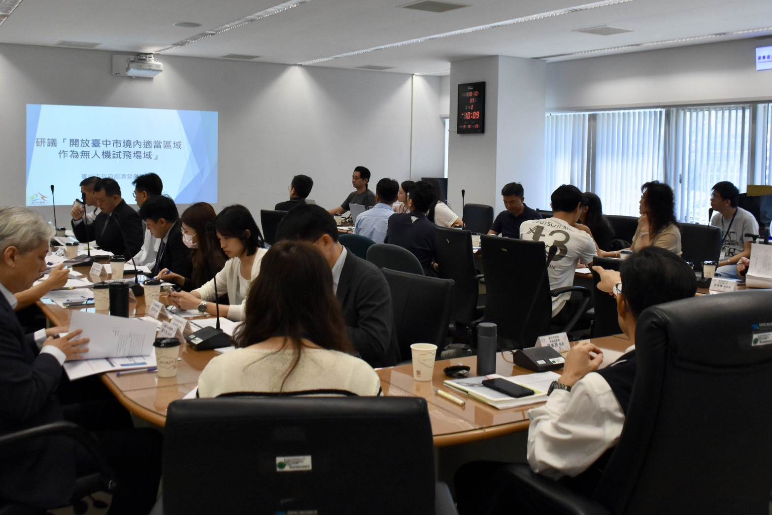 台中市經發局與立委楊瓊瓔共同邀集中央部會及產業代表召開研商會議，廣泛交流試飛場域與營運機制。（圖／台中市政府經發局 提供）