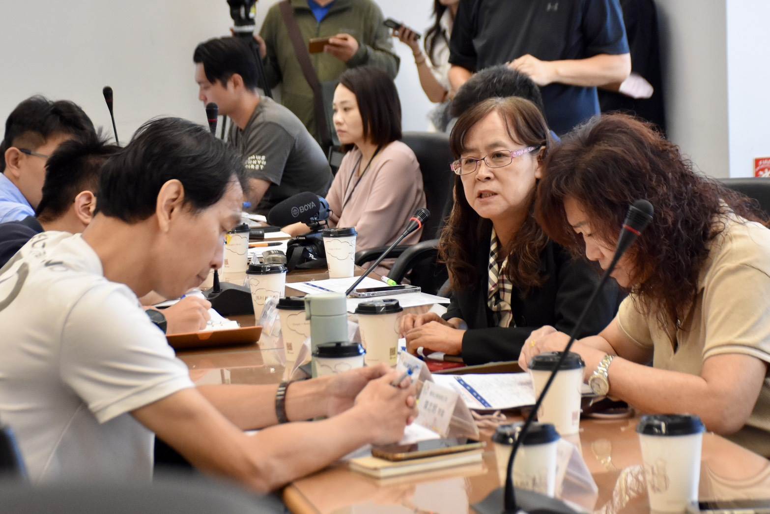 參與無人機試飛場域研商會議的產官學界代表專注研討法規適用與空域管理細節。（圖／台中市政府經發局 提供）