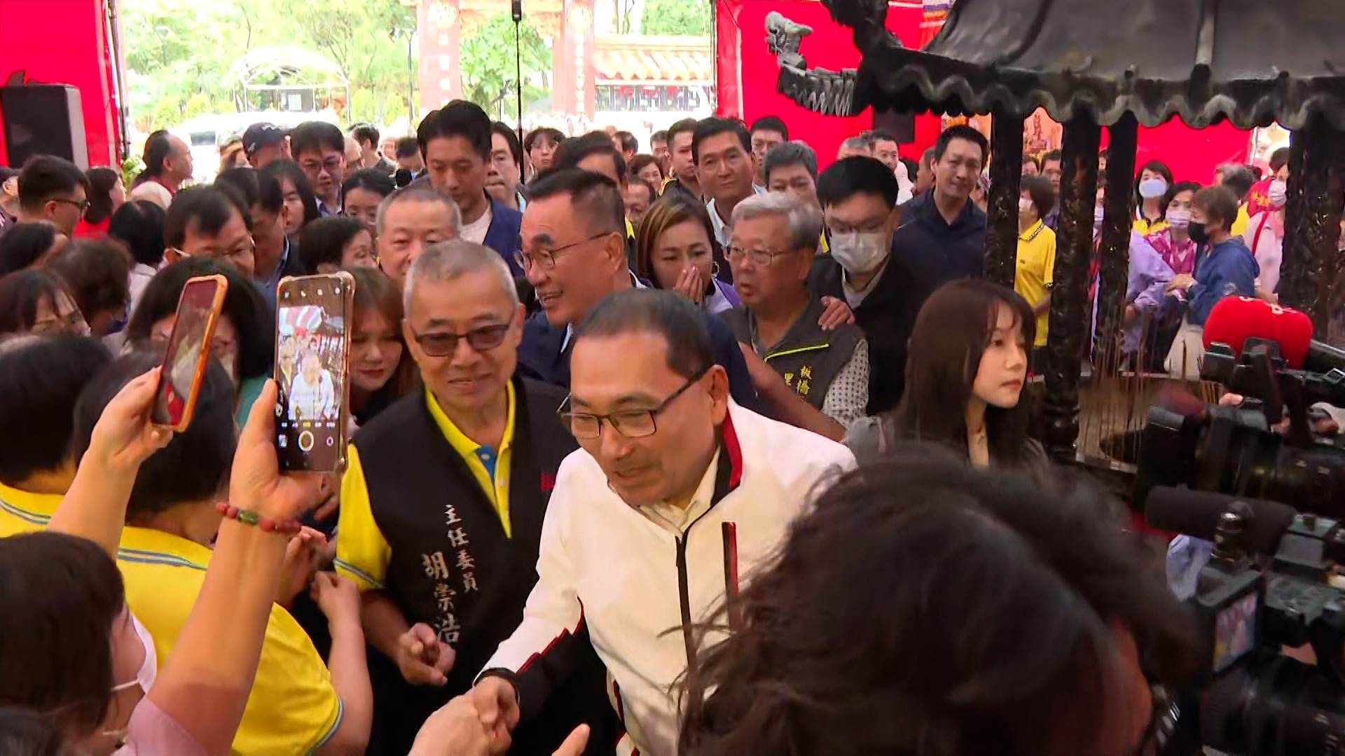 新北市長侯友宜與國民黨新北市長候選人李四川於板橋接雲寺合體參拜,出席祈安大法會。(圖/東森新聞)