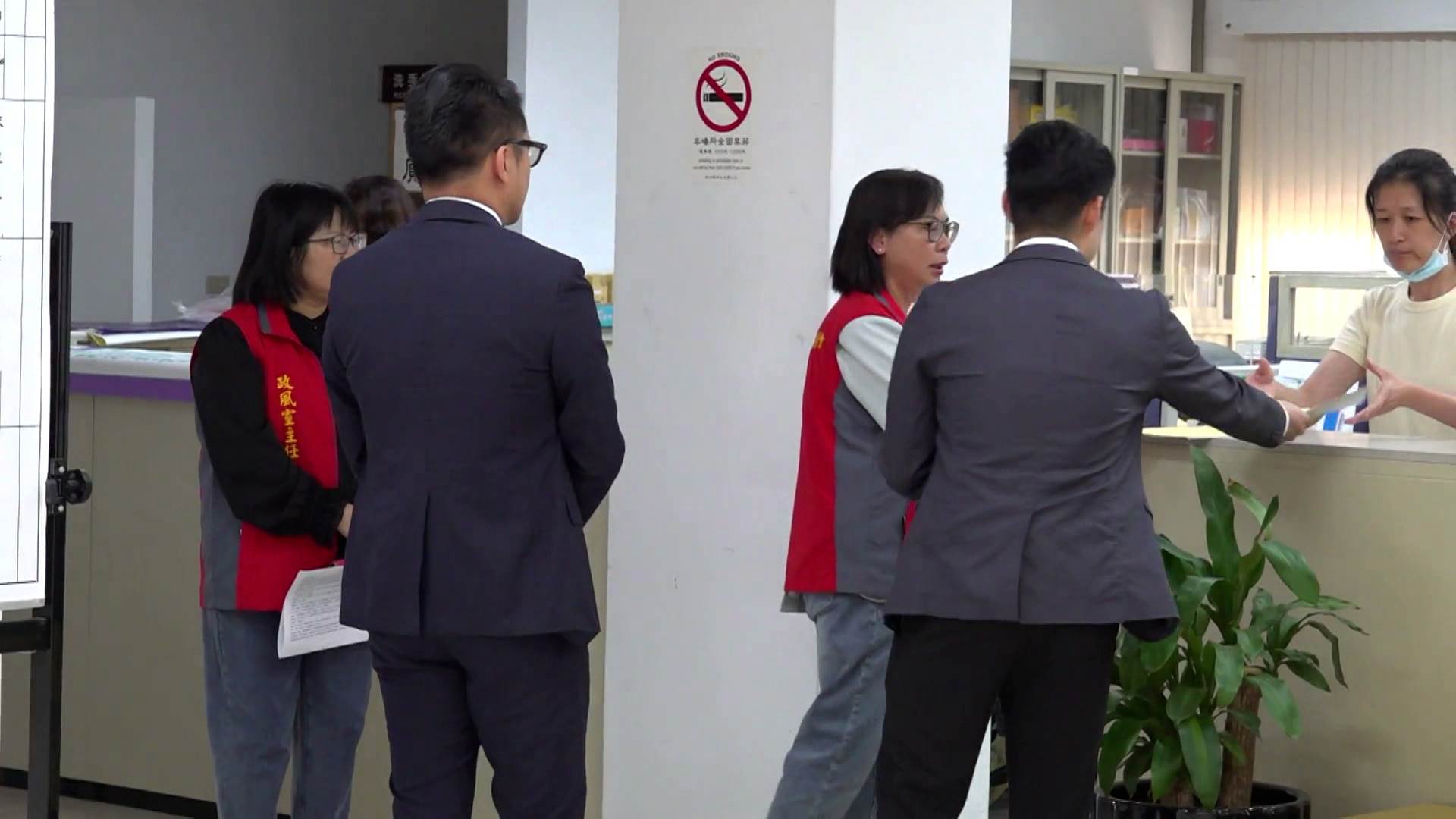 鄭朝方競選辦公室發言人羅子淮在律師陪同下，步入新竹縣選舉委員會提出檢舉。（圖／東森新聞）