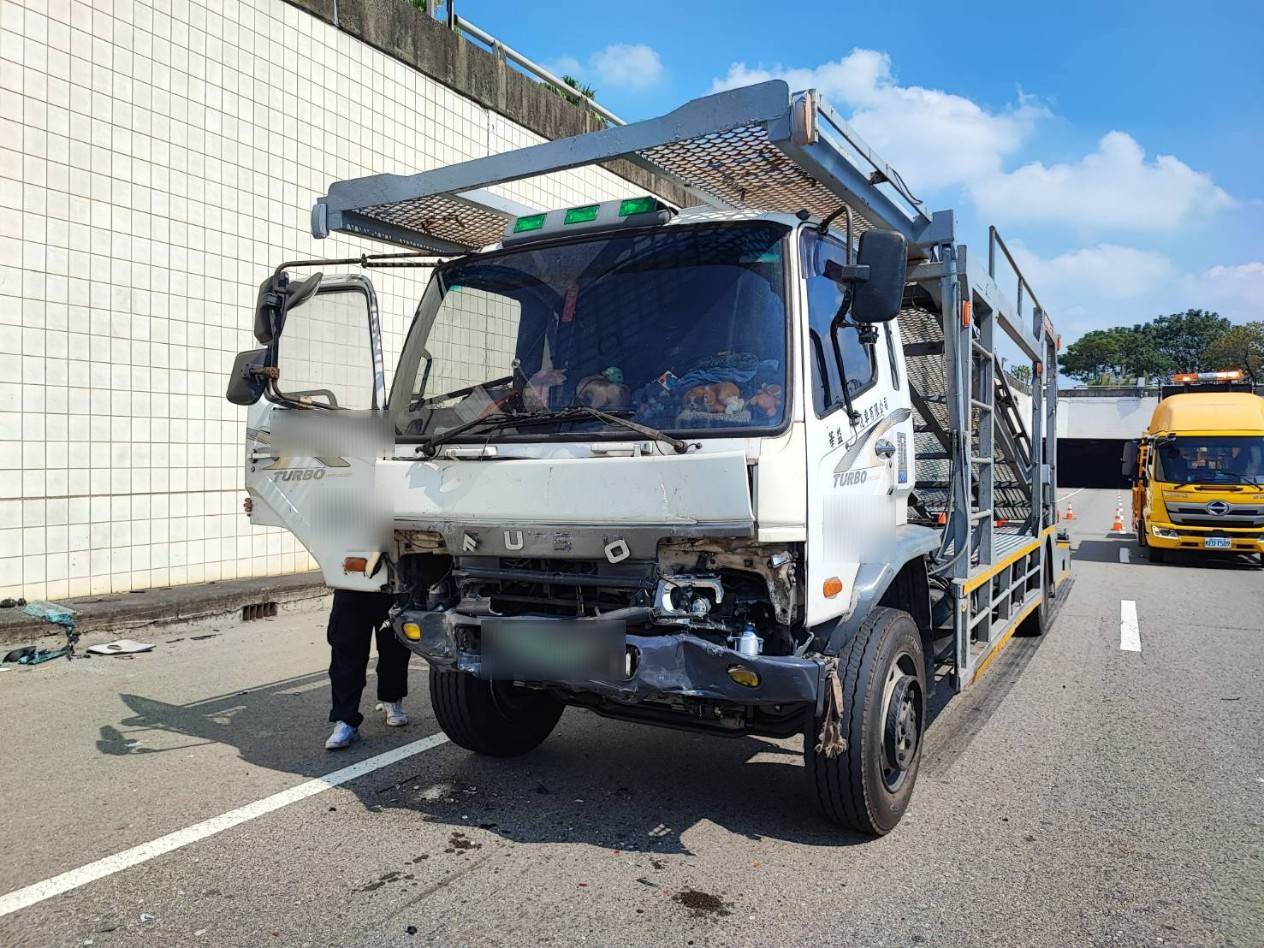 載運轎車的小貨車發生事故