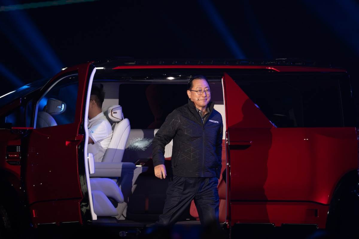 鴻海電動車事業策略長關潤搭乘MODEL A+出場。(圖/林昱丞攝影)