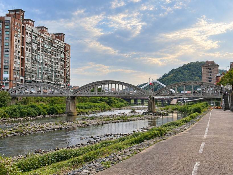 騎往三峽老街,沿途經過充滿歷史韻味的三峽拱橋,感受老街建築與河岸景色交織的地方風情。(圖/新北市三峽區公所提供)