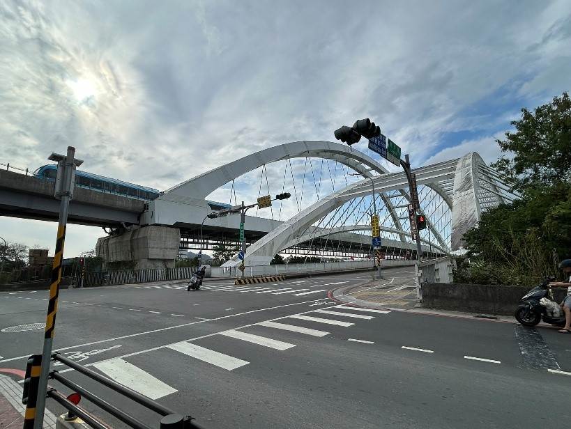市府持續完善自行車路網,串聯捷運站與河濱自行車道,並增設導引牌面、優化道路鋪面,提升騎乘便利性。(圖/新北市三峽區公所提供)