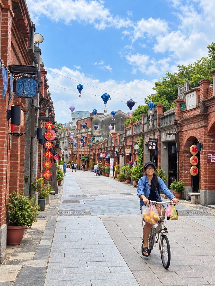 騎乘單車走訪三峽,沿途欣賞河岸風光、探索老街人文,享受輕鬆自在的小旅行。(圖/新北市三峽區公所提供)