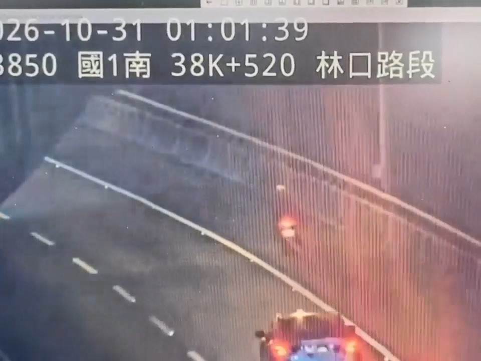 國道1號高架南向堤頂路段發現有普通重型機車違規行駛。(圖/東森新聞)
