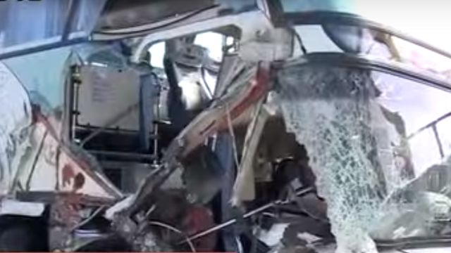 駕駛疑恍神 遊覽車載43人 國道撞護欄