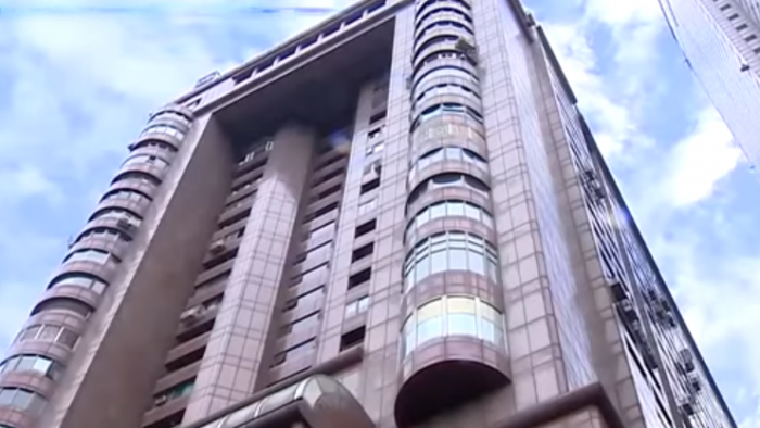 報復！名醫24樓擲下啞鈴 車凹陷無人傷