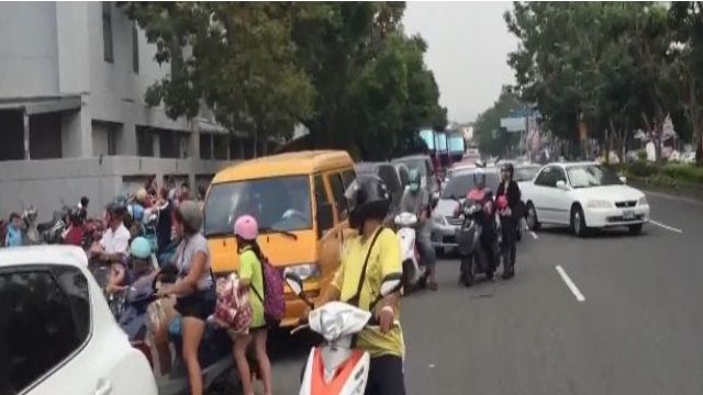 交通亂！接送學生下課 校門車誇張並排