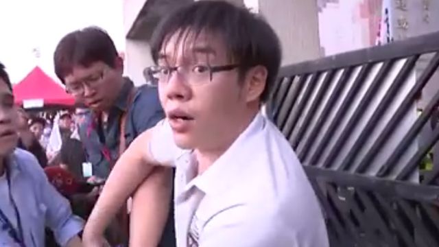 毆打記者?藍營議員助理撞人搶攝影機