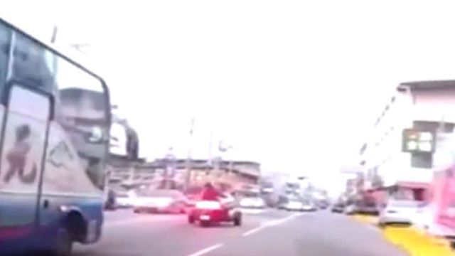 滿載學童遊覽車當街逼車與重機較勁