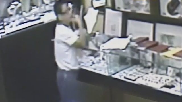 ​喬裝收藏家 趁老闆轉身「秒偷翡翠戒」