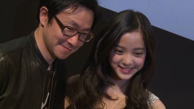 趕飛機還玩直播全機等她 娜娜：誤會！