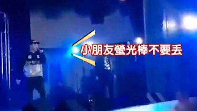 ​玖壹壹遭螢光棒雨狂射 主唱怒喊不要丟
