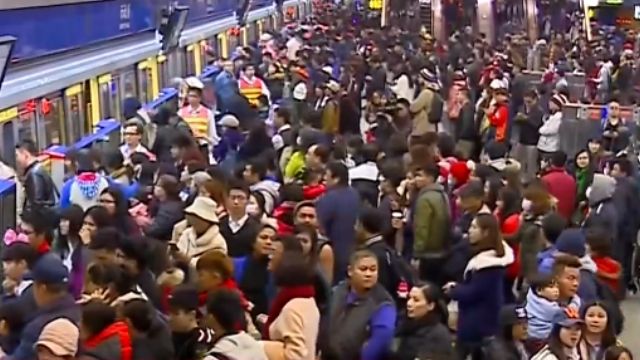 搶看焰火！民眾違停 車塞500公尺