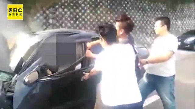 超揪心!路人奮不顧身搶救烈焰中的生命…