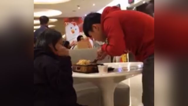 助街友婆婆切牛排 網友:最溫暖的一幕