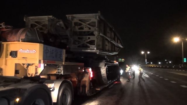 撞況多！ 聯結車撞斷路燈 左轉撞分隔島翻車