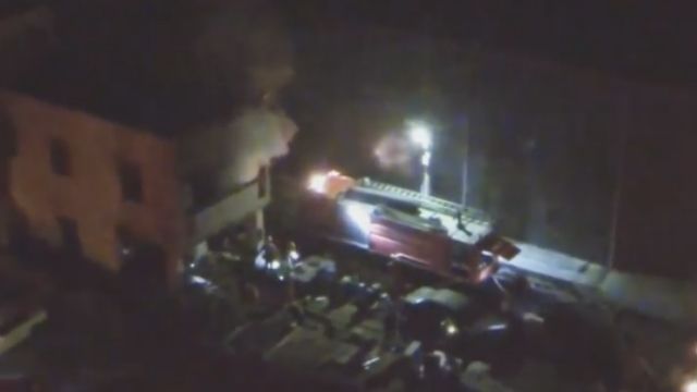 「放下屠刀」衝火場 員工勇救一家三口