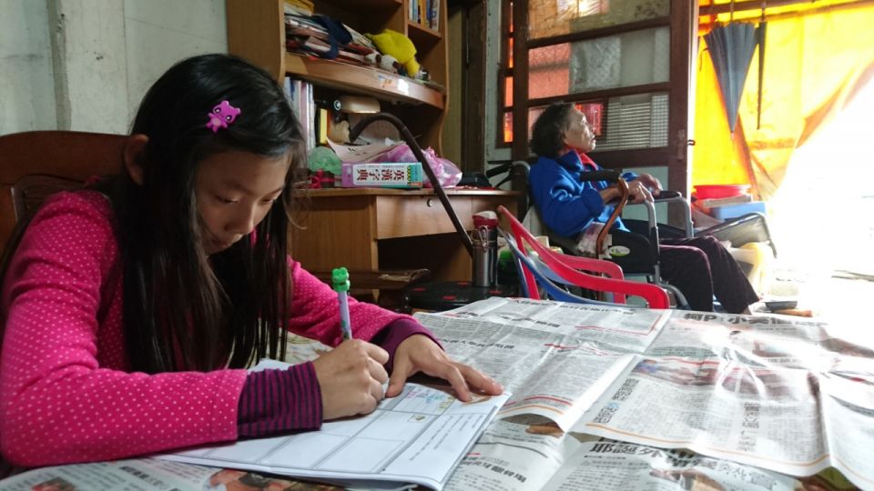 鼻酸！10歲孫女顧輪椅嬤 煮3餐扛家務