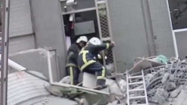 不捨!強震掀床 女童遭壓喝尿求生