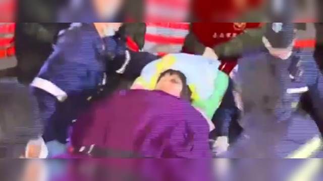 受困逾18小時 54歲洪姓女子吊車救出!