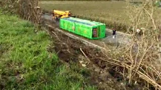 統聯客運翻落國道 6人輕重傷
